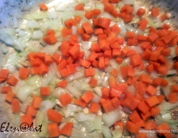 В другой сковороде разогреть еще ст.л. масла и припустить лук, чеснок и добавить морковь.
