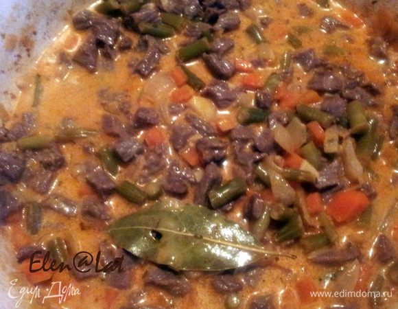 Затем добавить фасоль, вмешать томатную пасту, присыпать мукой и подрумянить. Затем добавить вино 300мл. воды. Доведите до кипения и тушите еще 5 минут. Влейте сливки и добавьте мясо, посолите поперчите и добавьте розмарин, накройте крышкой и дайте постоять минут 10, чтобы ароматы смешались. 