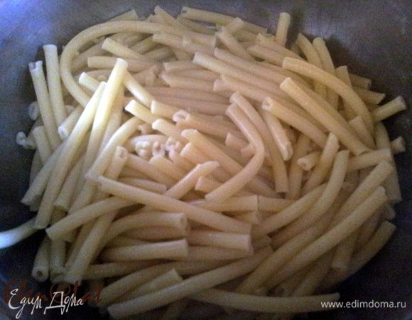 Макароны выложите в кипящую подсоленную воду( примерно 1 ч.л. соли на 1 литр воды)и варите согласно указанию на упаковке.
Затем слейте макароны. 