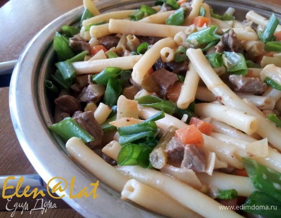 И смешайте их соусом. Присыпьте зеленым луком.
К такому аппетитному блюду подойдет сыр пекорино или пармезан.
Приятного аппетита.
PS:Мои детки все слопали за милую душу!