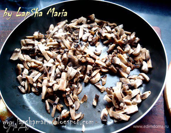 Шампиньоны почистите, если есть необходимость. Нарежьте на небольшие кубики, отправьте на раскаленную сковороду без масла. Перемешайте и дайте выделиться лишней воде.