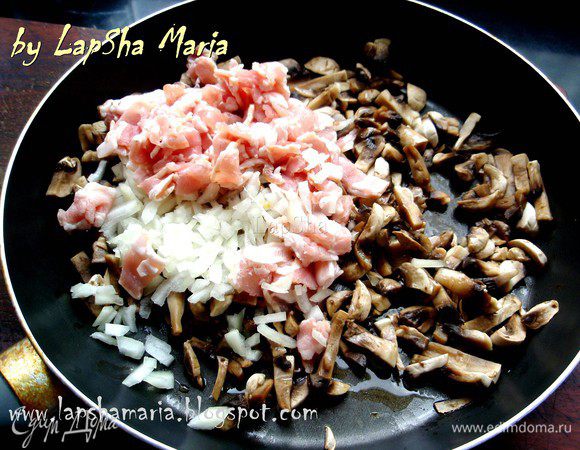 Когда грибы перестанут тушиться, добавьте нарезанные на небольшие кубики бекон и лук. Добавьте немного оливкового масла и обжарьте начинку до золотистости минут 5–7. Посолите не сильно (поскольку бекон и так соленый) и поперчите. На мой взгляд, начинка не требует никаких специй, но вы можете добавить все что вам нравится. Например, с грибами прекрасно сочетается тимьян, орегано, чабер.