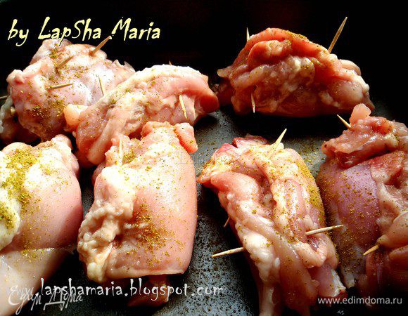 Заверните начинку в мясо, аккуратно закрепите края зубочистками. Выложите все рулетики в форму для запекания или на противень, сбрызните оливковым маслом. Можно добавить на дно формы немного воды, тогда у вас получится вкусный соус, которым потом можно полить готовое блюдо для сочности.