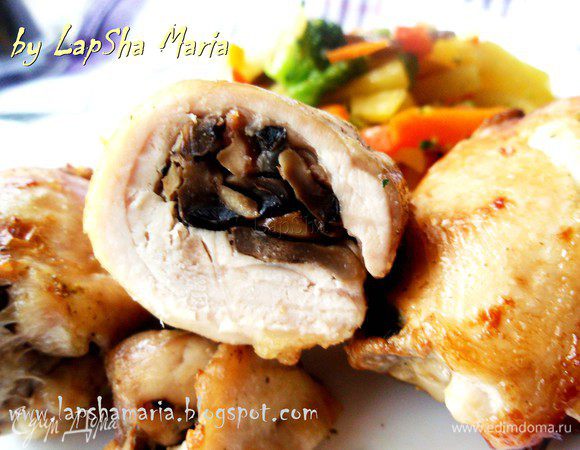 Запекайте бедра в духовке при температуре 220°C 30–35 минут, затем можно включить гриль на 5 минут для румяной корочки. Подавать можно с овощами или рисом. Приятного аппетита!