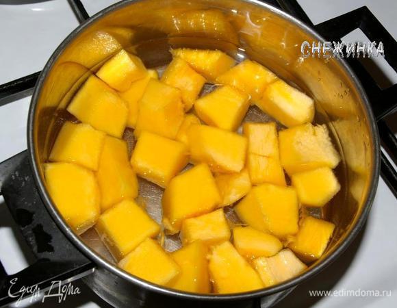 Нам необходим 1 стакан тыквенного пюре. Для этого тыкву нарежем кубиками, зальем водой и поставим вариться. Я добавила в воду 2 ч.л. сахара, т.к. тыква у меня не слишком сладкая, а сахар позволит раскрыться вкусу тыквы. 