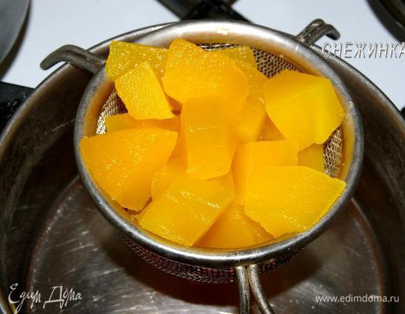 Варим до готовности с момента закипания 8-10 минут, всё зависит от размеров кубиков. Как только нож легко протыкает середину тыквенного кубика, тыква готова. Сцеживаем воду, даем тыкве немного постоять, чтобы ушло как можно больше жидкости.