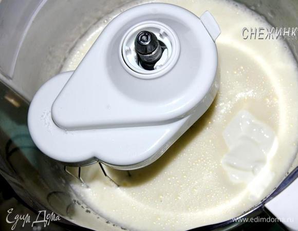 Оставляем пюре остыть. Тем временем взобьем яйца с сахаром до пышной пены, миксером или в комбайне.