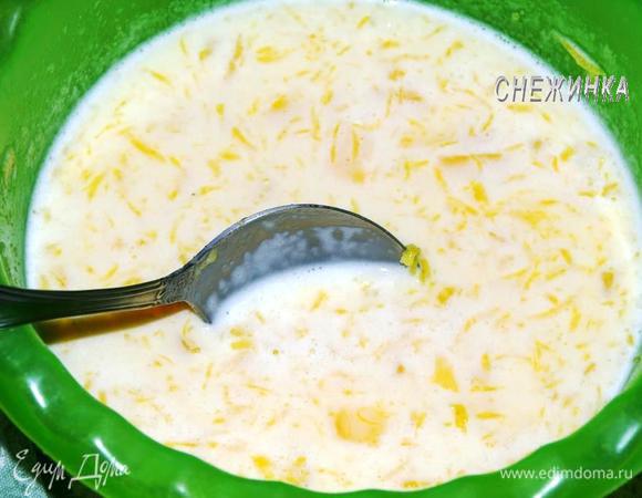 Добавим сметану и снова взобьем. Перельём массу в миску для замешивания теста. Хорошо смешаем с тыквенным пюре.