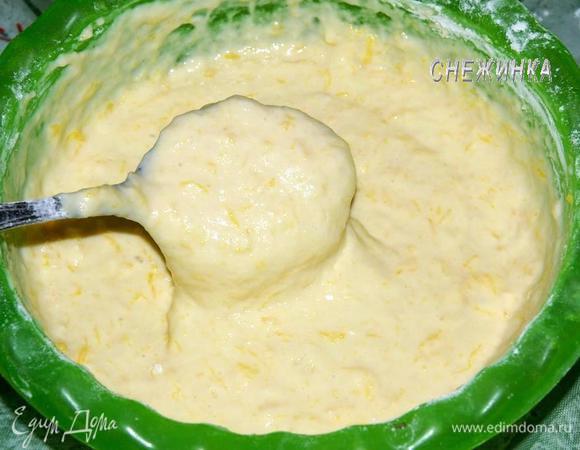 Муку предварительно просеиваем вместе с разрыхлителем. Затем добавляем в тесто и вымешиваем до однородности. Тесто получается как хорошо густая сметана.

