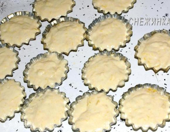 Формочки для кексов смазываем маслом. Заполняем их тестом, немного не доходя до краёв.