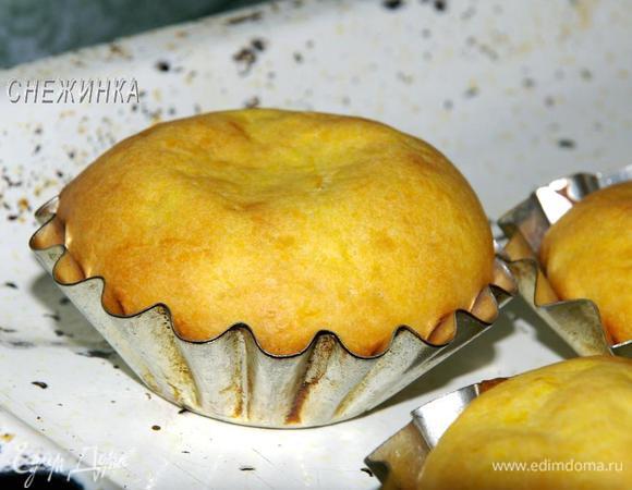 Выпекаем в духовке, разогретой до 180С, 35-40 минут до сухой зубочистки, кексы должны стать золотистые.