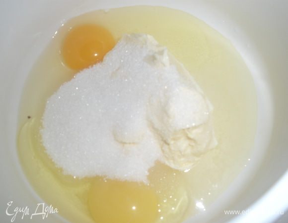 Яйца растираем с сахаром. Добавляем мягкое сливочное масло, муку, соль и разрыхлитель. 