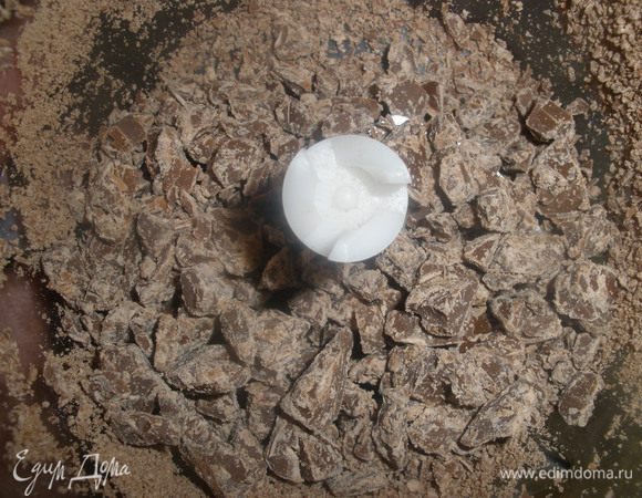 Шоколад и имбирь крупно рубим в блендере. Очень удобно, когда шоколад из холодильника, так он отлично ломается на куски. 