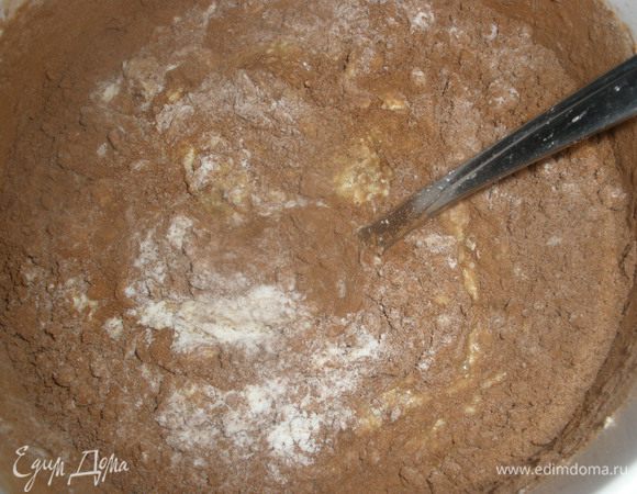 Добавляем какао, шоколад с имбирем и все как следует растираем до однородности.  