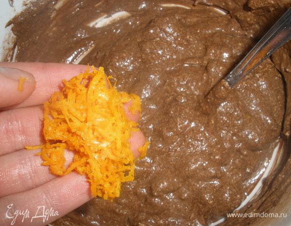 Добавляем натертую цедру апельсина. 