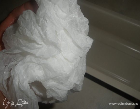 Теперь надо приготовить форму для выпечки. Смазываем ее маслом. Берем лист бумаги для выпечки и смачиваем его как следует, он становится как тряпка. 