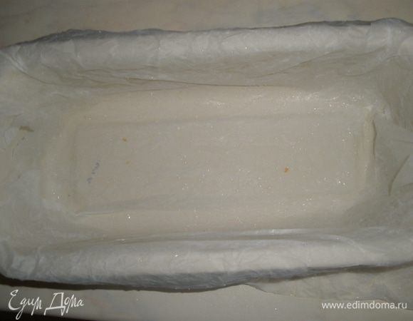 Распределяем его в форме - благодаря маслу бумага хорошо прилипнет. Смазываем бумагу сливочным маслом.