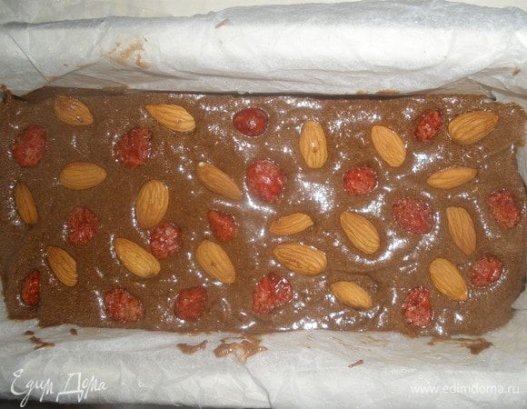 Выкладываем смесь в форму. Сверху выкладываем орехи (целиком) и вишню. Слегка вдавливая...

Выпекаем ровно 15 минут при температуре 200 градусов, на самом верху в духовке! 
Джейми говорит, что ее нельзя пересушивать! По краям она должна затвердеть,а внутри быть мягкой и сочной! Я ее потыкала зубочисткой - она была сухая, а сама коврижка плотной!