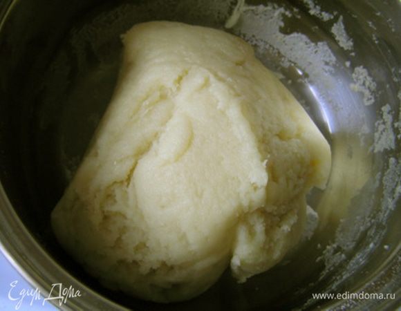 Муку смешать с солью, засыпать в кипящую массу, перемешать и снять с огня. Оставить на 15 минут. Затем снова поставить тесто на огонь и вымешивать, пока оно не образует шар. 