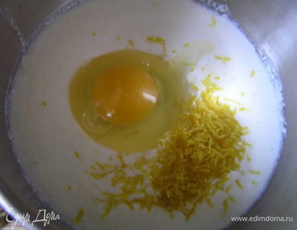 Приготовить крем. В кастрюльку влить молоко и лимонный сок, всыпать цедру, добавить яйцо и немного взбить, 