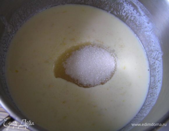 всыпать сахар, ванилин, перемешать и поставить смесь на небольшой огонь,