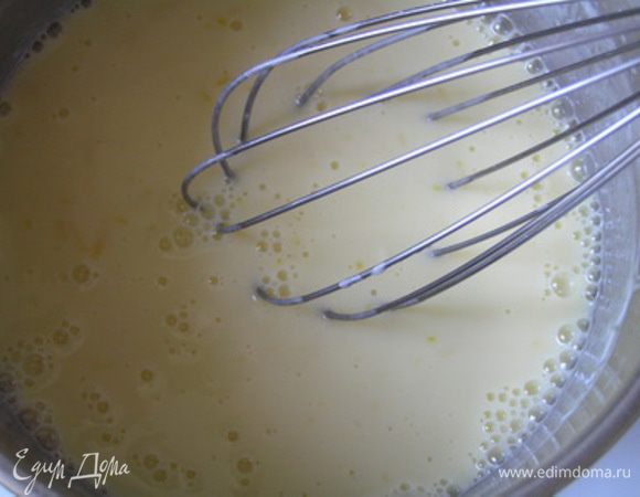 быстро перемешать, продолжая нагревать смесь, постоянно помешивая лопаточкой,