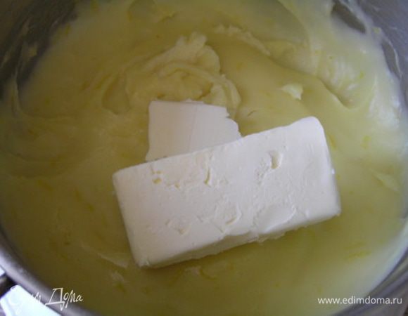 немного остудить и добавить сливочное масло, хорошо перемешать. Крем готов. Убрать на 30 минут в холодильник.