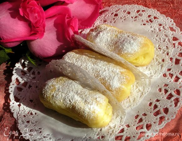 Выложить крем в кулинарный шприц и заполнить эклеры, сделав сбоку небольшой надрез. Перед подачей посыпать сахарной пудрой. 