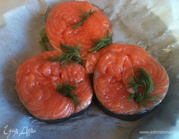 Из стейков удалить кости. Посолить, свернуть рулетиком, закрепить зубочистками.Выложить в противень выстланный пекарской бумагой.Положить несколько веточек укропа.