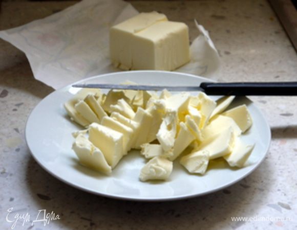 Для песочного теста я всегда делаю так: порезать  холодное масло на крупные кусочки.