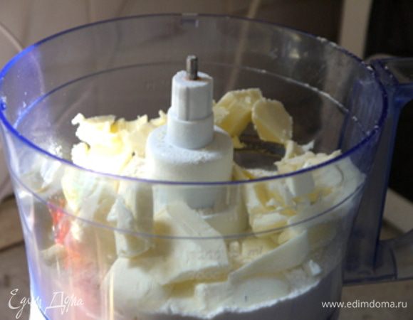 Перемешать в комбаине муку с холодным порезанным маслом.