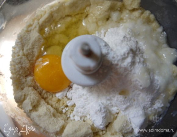 Добавить в комбайн яйцо, сахар, цедру лимона и щепотку соли.