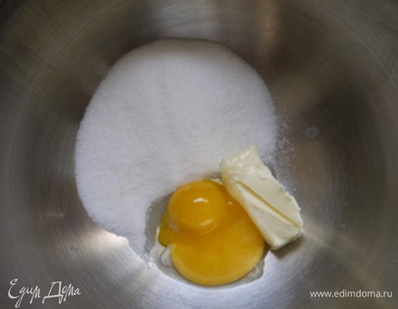 Приготовить начинку. Соединить в миске 2 желтка с сахаром и мягким маслом. 

