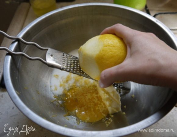 Натереть цедру половинки лимона и выжать его сок. 