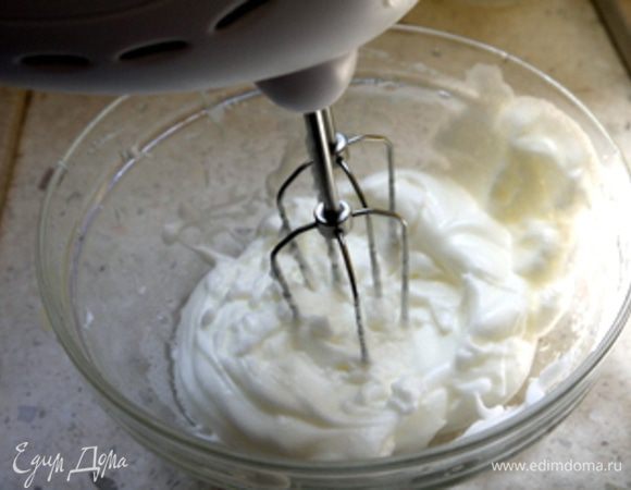 Взбить белки.