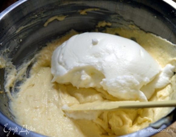 Ввести белки в творожную массу.