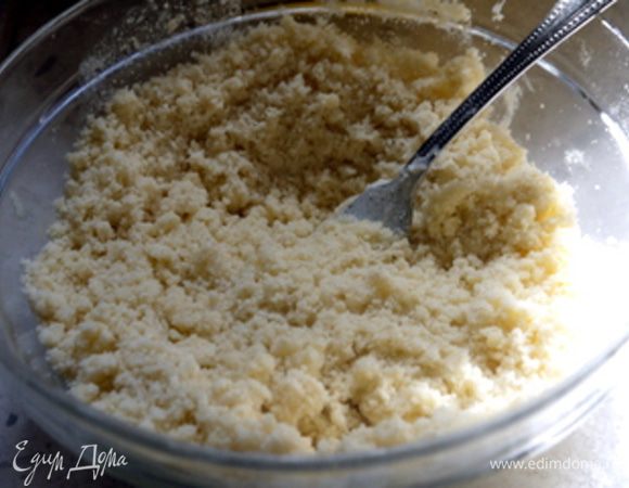 Для крошки перемешать муку с мягким маслом, сахаром и ванилином. Убрать крошку в холодильник, пока собирается крамбл.