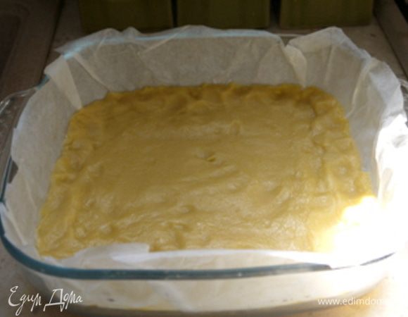 Достать из холодильника песочное тесто и раскатать его на пергаменте в прямоугольник размером с форму для выпечки (30х30). Перенести тесто в форму вместе с пергаментом.