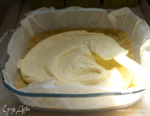 Выложить на тесто половину творожной массы.