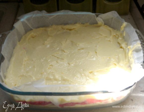 Накрыть второй половиной творожной массы.

