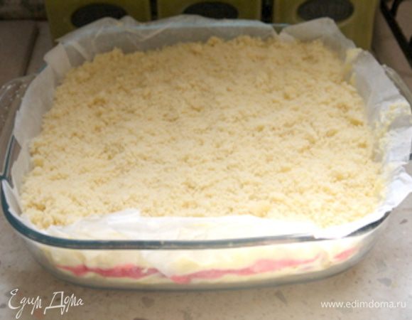 Достать крошку из холодильника, ещё раз помять и высыпать сверху на творожную массу.