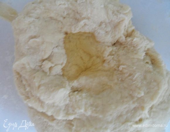 Снова сделайте ямку в тесте и влейте чайную ложку масла. Оно сделает наше тесто более эластичным.