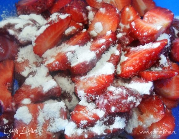 Тем временем займемся начинкой. Она может быть любая. Я взяла клубнику и нарезала ее вот такими ломтиками,затем присыпала крахмалом и оставила,чтобы стекла лишняя жидкость.