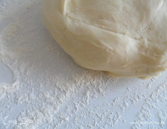 После того,как наше тесто отдохнуло,мы достаем его,хорошенько вымешиваем и раскатываем,присыпав обильно рабочее место мукой.