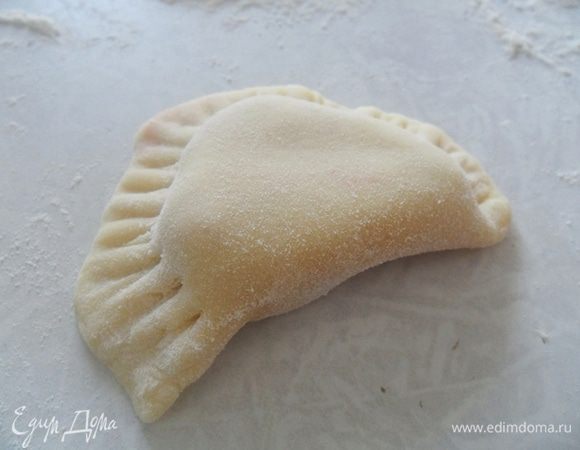 Аккуратно,но плотно залепливаем края наших вареников. Можете сделать косичку. Мне же нравится больше делать узор вилочкой.
