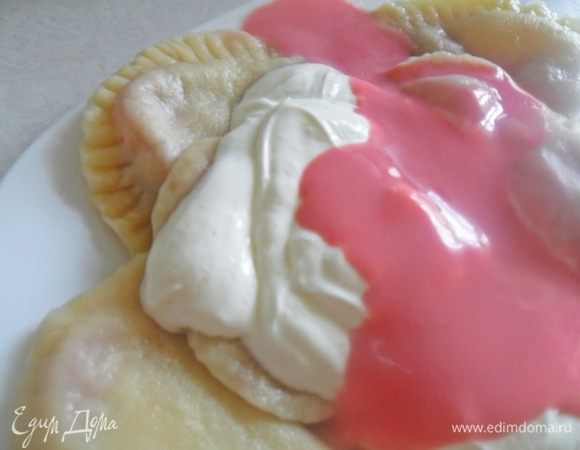 Выкладываем наши вареники на присыпанную мукой доску. Можете сразу отваривать в подсоленной воде,после всплытия где-то 5 минут. Или отправить их в морозилку ждать своего часа. Подавать со сметаной.