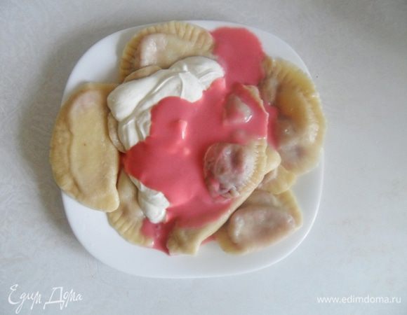  Времени на лепку вареников,конечно,нужно достаточно. Главное,раскатывайте тесто не тонко,чтобы не вытекла начинка,но и не толсто,иначе будет не вкусно. Тесто у нас на молоке, а значит оно пойдет только для сладких начинок, для несладких замените молоко на холодную воду. Получился очень летний и сытный десерт, особенно понравилось подавать вареники с йогуртом Активиа Смусси клубника-банан, хотя можно и просто со сметаной)