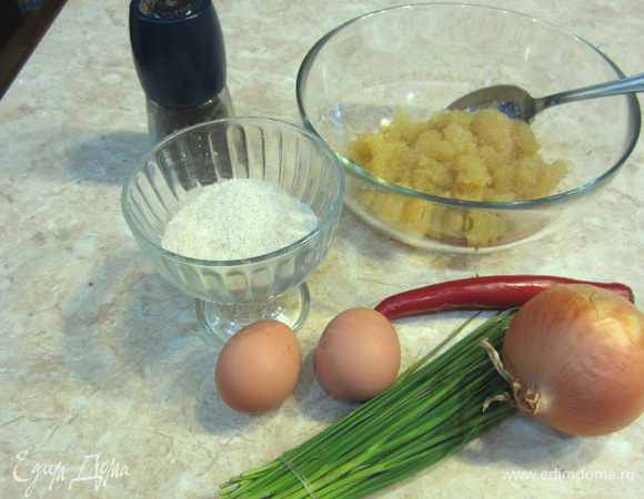 В общем-то это законченное блюдо, но я в качестве гарнира использовал салат Романо с кресс-салатом, с острым перцем и соусом винегрет. Я считаю, что такой салат очень хорошо сочетается с довольно калорийными оладушками.