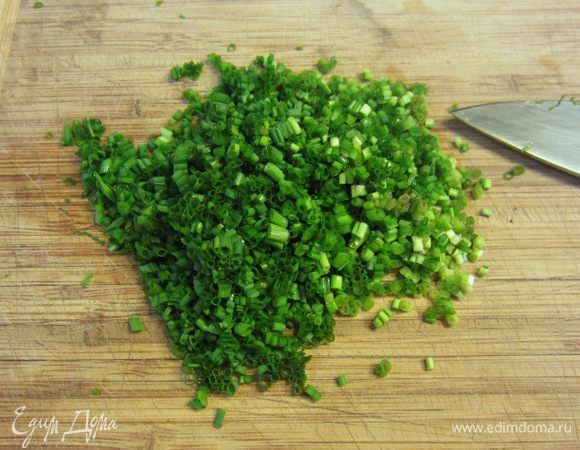 Мелко порубите лук. У меня был резанец, поэтому мне было это легко сделать.