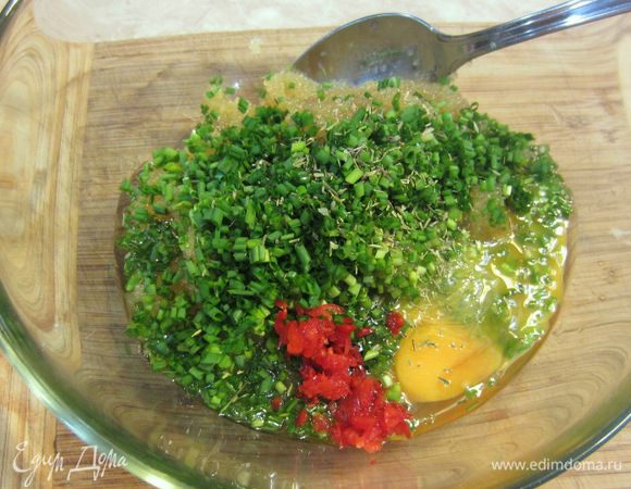 Теперь смешайте икру, растительное масло, желтки, лук, острый перец, соль, черный перец и тимьян.